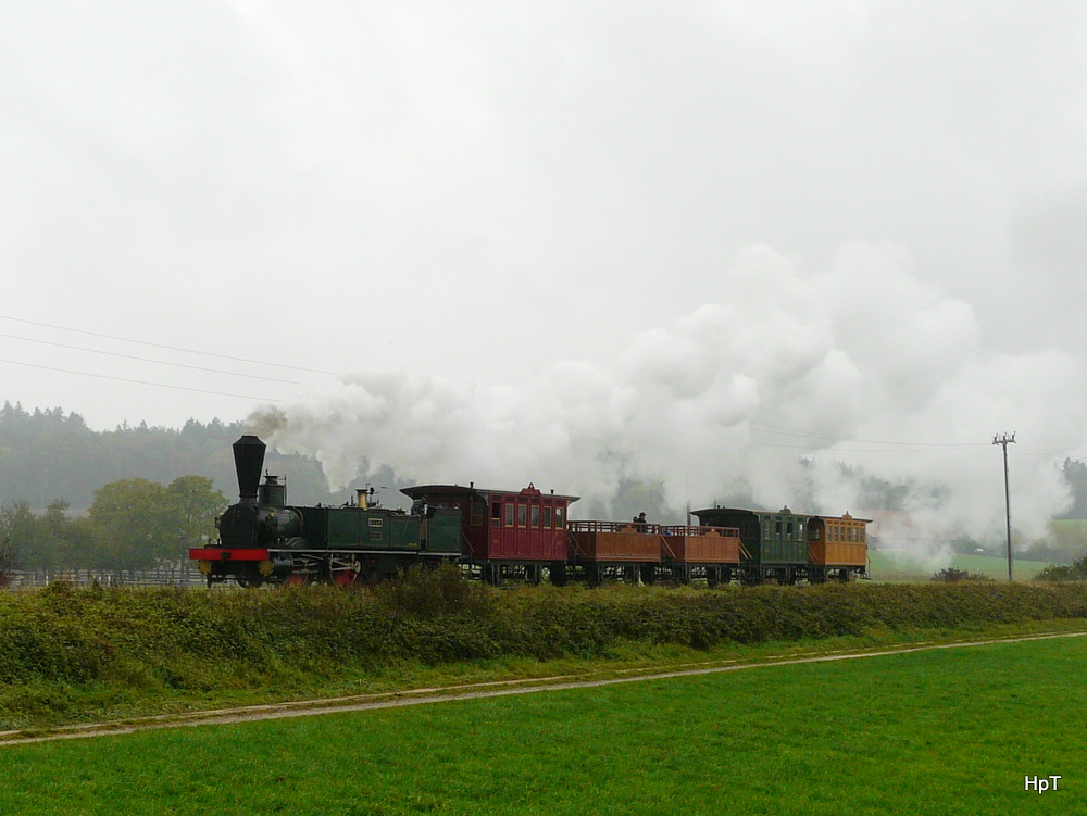 SBB Historic - Dampflok Ec 2/5  28 Genf an einem verregneten Sontag bei einer Extrfahrt unterwegs bei Rti bei Bren am 16.10.2010