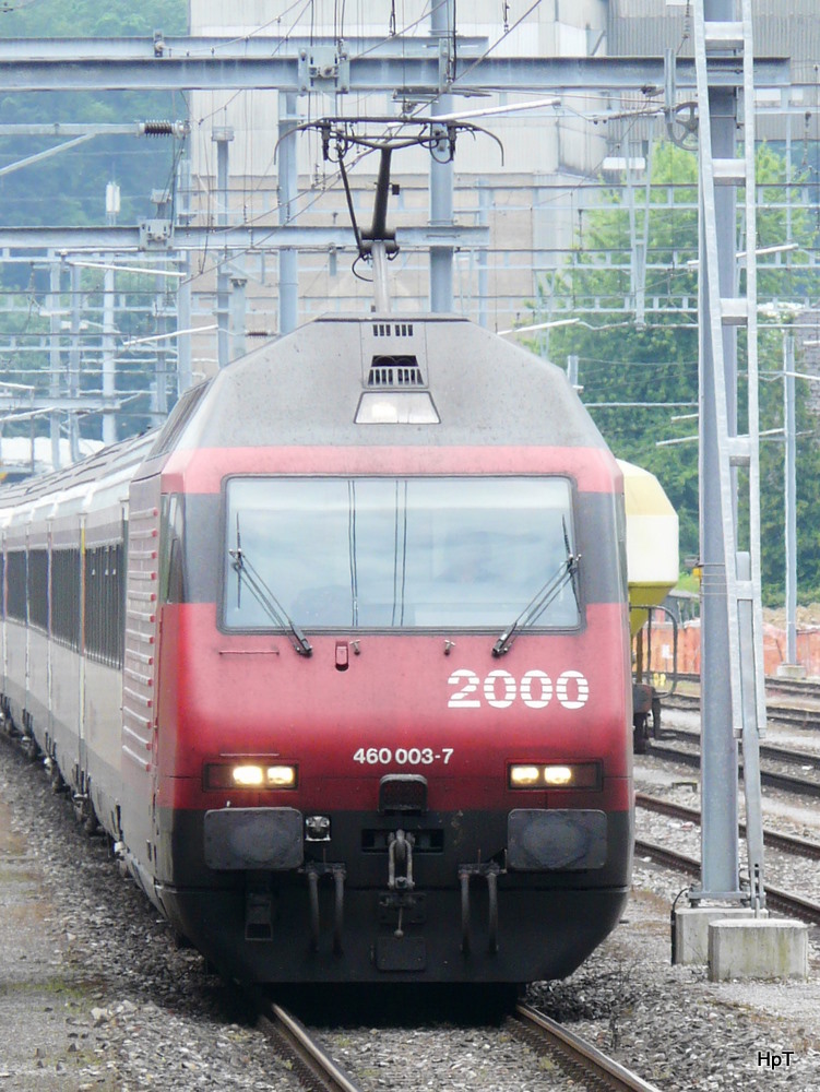 SBB - Lok 460 003-7 mit IR bei der Durchfahrt im Bahnhof Wildegg am 20.06.2010