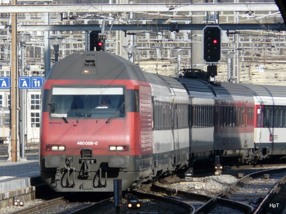 SBB - Lok 460 006-0 mit IR bei der einfahrt in den Bahnhof Olten am 15.01.2011