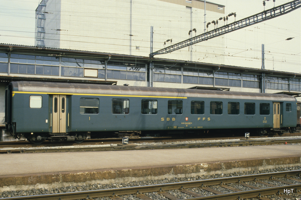 SBB - Personenwagen 1+2 Kl.  AB  50 85 39-33 007-6 im Bahnhof Romanshorn im Mai 1985 .. Bild ab Dia