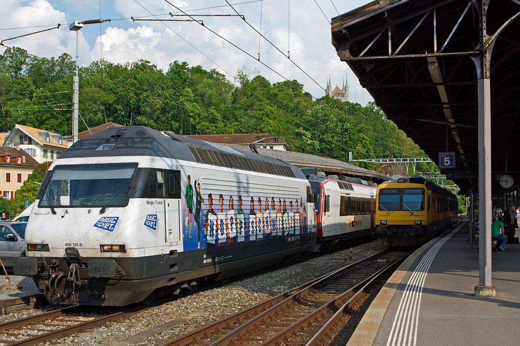 SBB Re 460 101- 9 Magic Ticket muss am 25.05.2012 im Bahnhof Vevey einen Triebzug abschleppen.