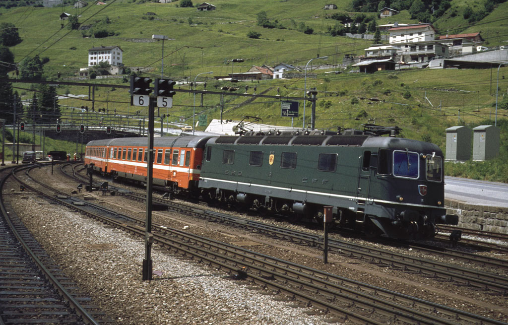 SBB Re 6/6 Nr. 11611 mit Personenzug aus dem Gotthard-Tunnel kommend Richtung Airolo fahrend, aufgenommen im Sommer 1979