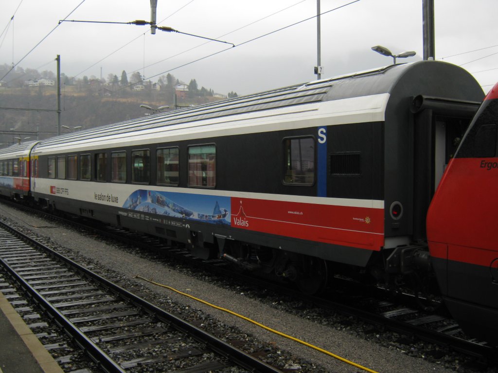 SBB Schneezug Valais: S EW IV 61 85 89-90 100-7, le salon de luxe, in Brig, 19.03.2011.