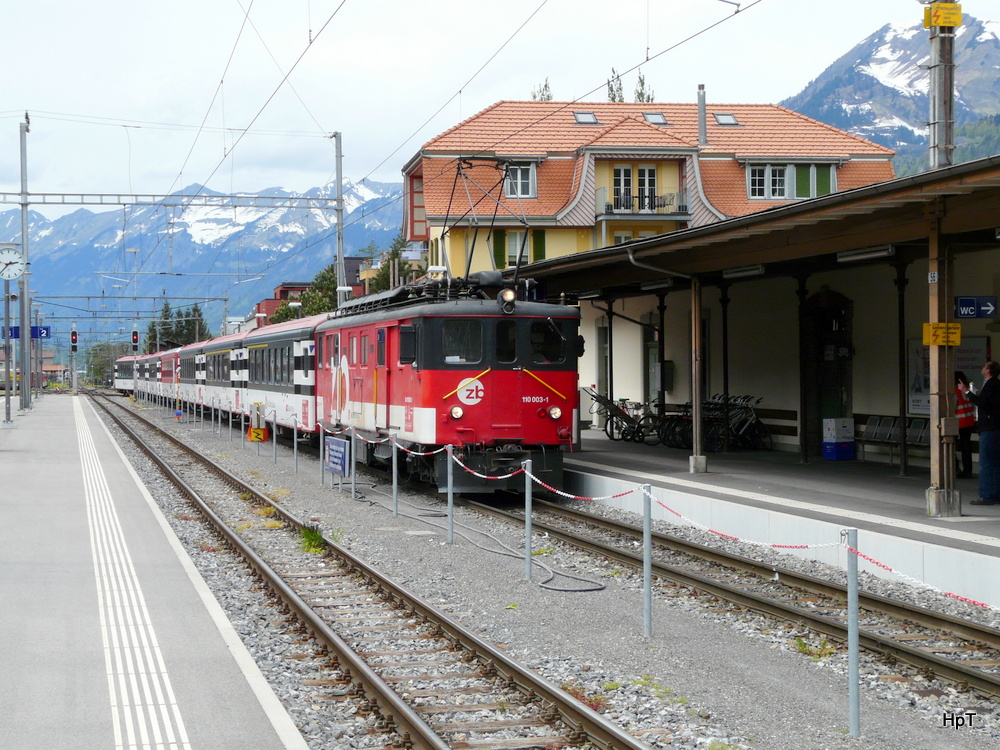 SBB -  Schnellzug aus Interlaken mit der Lok De 4/4 110 003-1 bei der einfahrt in den Bahnhof von Meiringen am 098.05.2012
