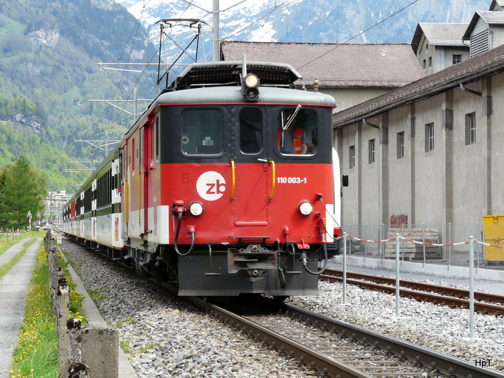 SBB -  Schnellzug aus Luzern mit der Lok De 4/4 110 003-1 unterwegs bei Meiringen am 098.05.2012