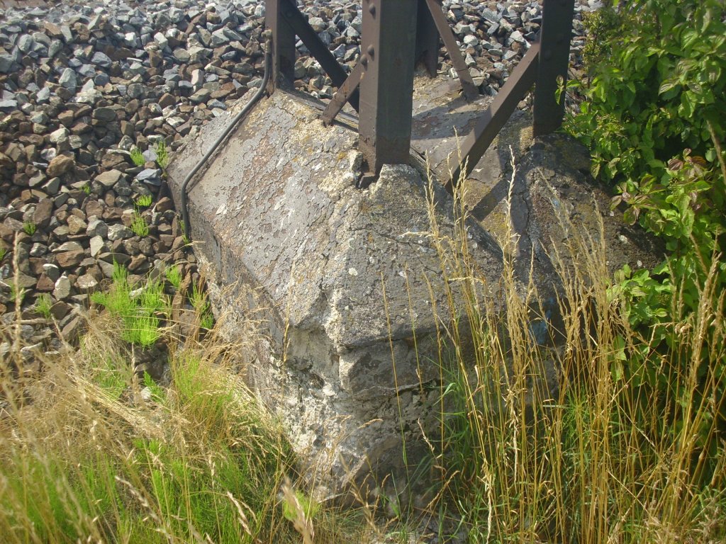 Schden am Fundament eines Strommasten nahe Breitengbach (Oberfranken) auf. 06.07.2013