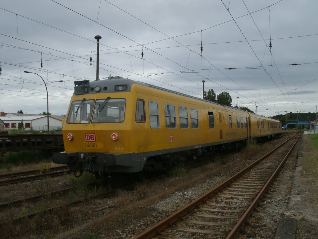 Schienenprfzug 719 001/720 001/719 501 zu Besuch,am 15.Juli 2011,auf Rgen.Am Morgen stand der Triebwagen in Bergen/Rgen.