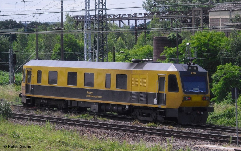 Schienenprfzug Sperry Rail International SRS 200er Serie (USA) Richtung Angersdorf, fotografiert in Halle (Saale) am 14.06.2011