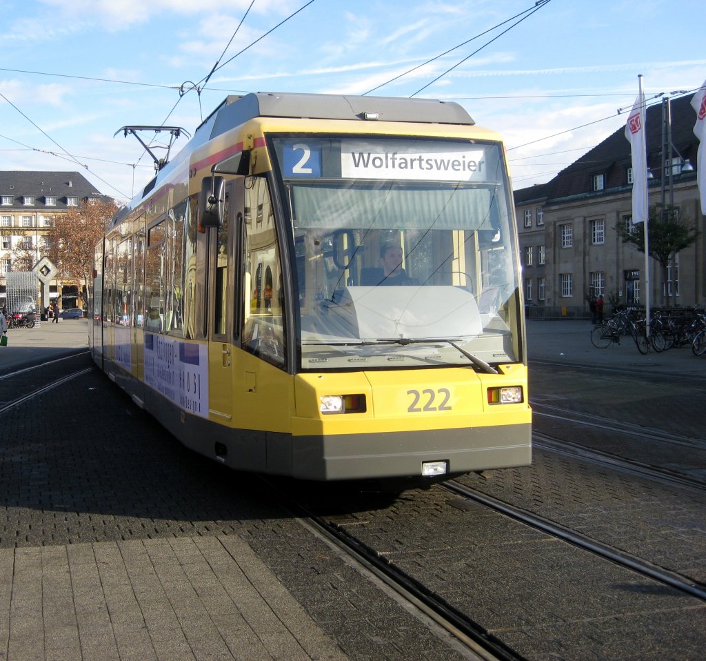 Schnapszahl-Tw 222 am 30.11.2011 als Tram 2 vom Tivoli ber Hbf nach Wolfartsweier. Er fhrt nun den Bf Karlsruhe Hbf-Vorplatz ein. Links (Nicht im Bild) befindet sich das Bahnhofsgebude. 