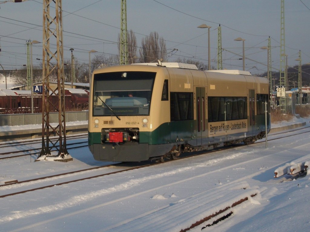 Schne Wintersonne aber eisig kalt trotzdem verlie am 20.Dezember 2009 pnktlich der PRESS-Triebwagen VT 650 032 als PRE 80107 Bergen/Rgen nach Lauterbach Mole.