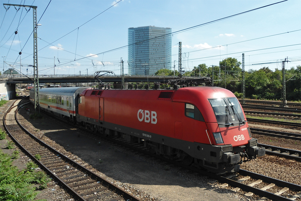 Schon lnger Geschiche ist der Einsatz von einem BB-Taurus mit ICs in Mannheim.
Am 02.08.2011 beschleunigte die 1016 048-9 noch ihren Zug in Richtung Pfalz.