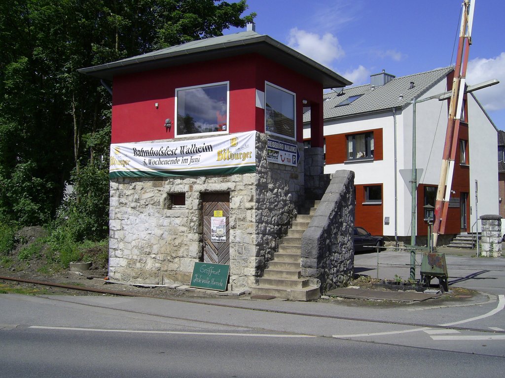 Schrankenposten 14 an der Schleidener Str. in Walheim, im Fenster steht unsere 24-Stunden kraft Herr Benders ^^