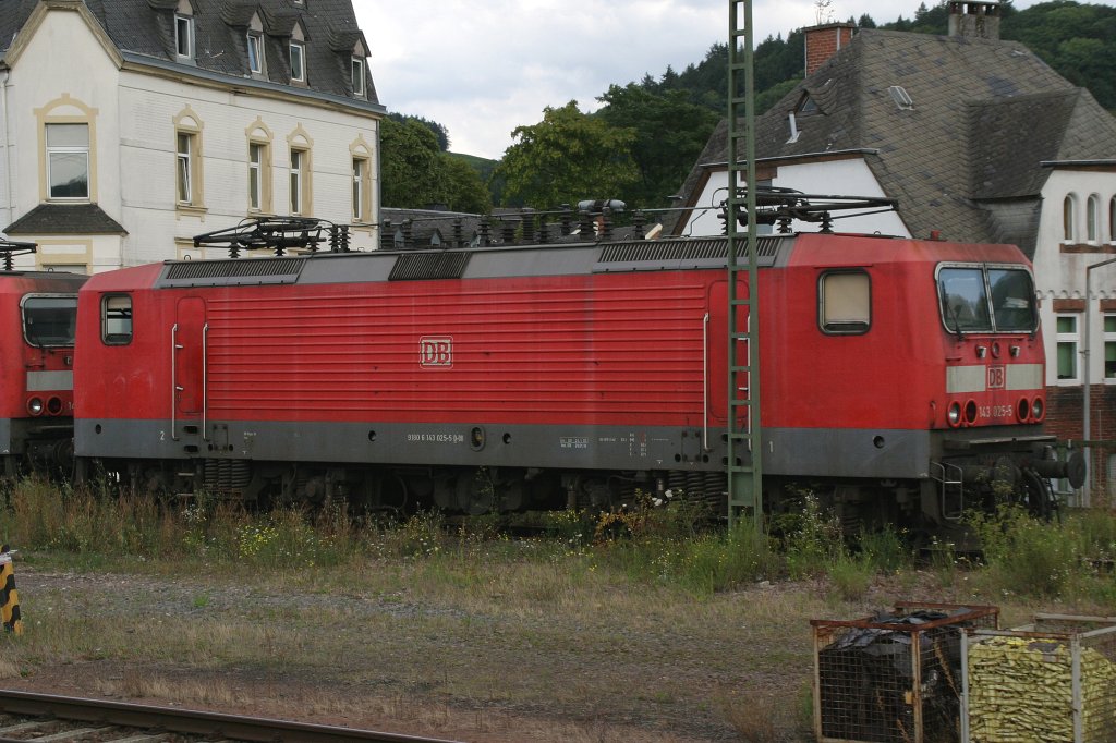 Schrottlok 143 025 steht ausgemustert am 19.8.11 in Trier Hbf.Aus dem Zug fotografiert!!!