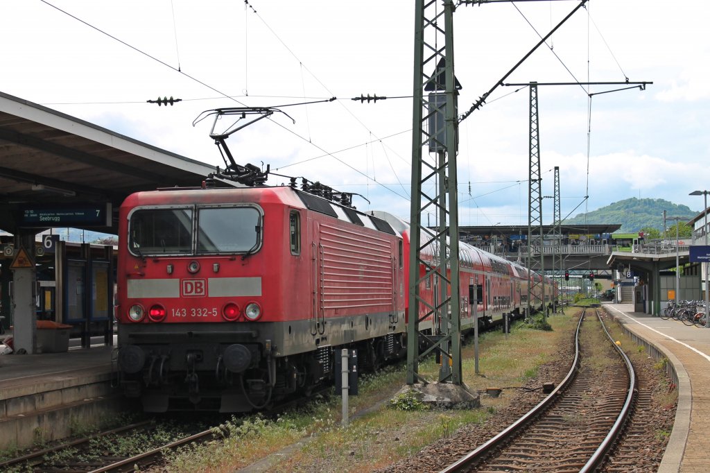 Schublok von 143 364-8 war am 09.05.2013 143 332-5. Hier stehen beide Trabies auf Gleis 7 in Freiburg (Brsg) Hbf und warten auf Abfahrt nach Seebrugg.