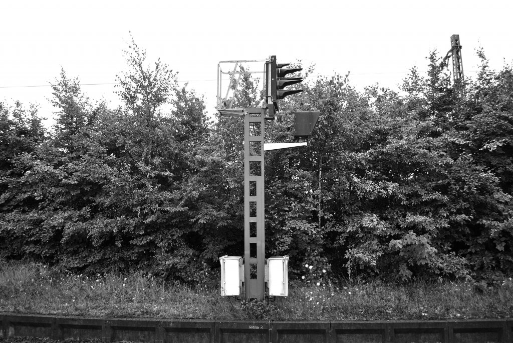 Schwarzweissbild eines Signalwiederholer in Lehrte auf Gleis 11, am 12.07.2011.