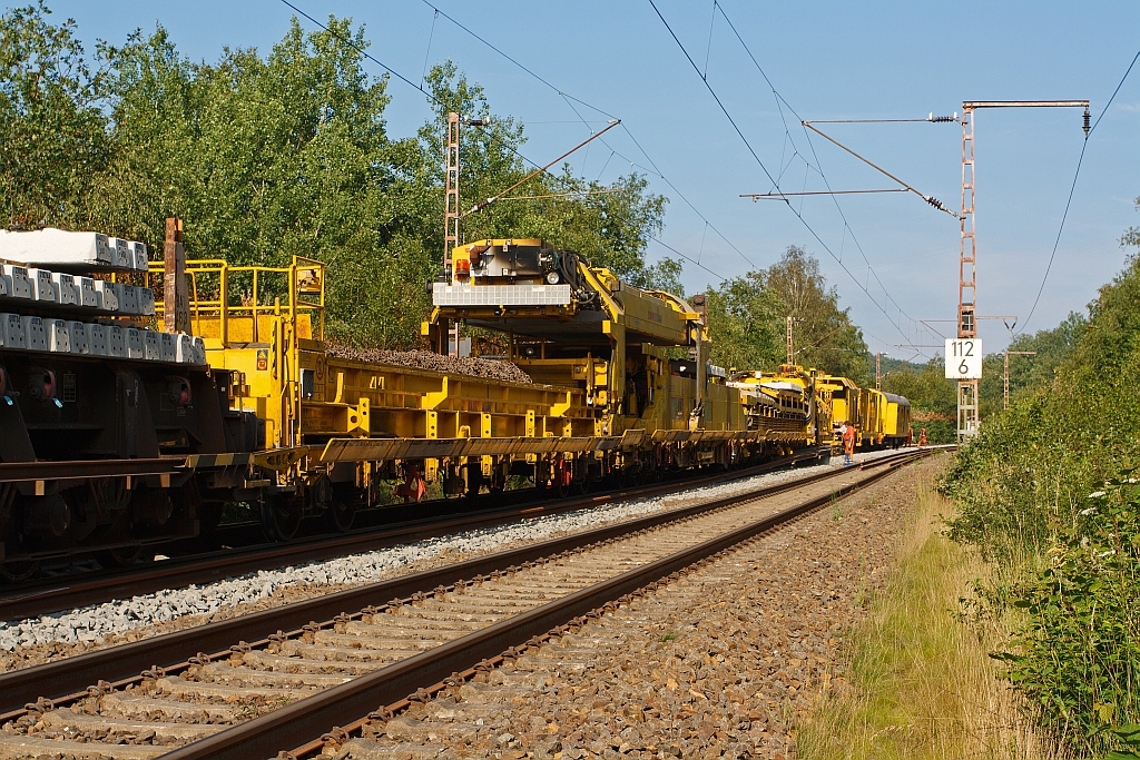 Schweizer Hightech auf der KBS 445 in Winsdorf-Anzhausen an 31.07.2011. Die zwei Schwellen-Portalkrane von dem MATISA Umbauzug P95 der Schweerbau bei der Arbeit.