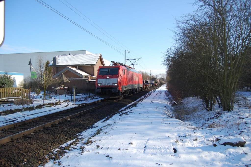 Schweren Gemischtwarenladen am Hacken fhrt 189 077 durch Breyell-Ltsch in Richtung Venlo/Niederlande. 16.2.2010 