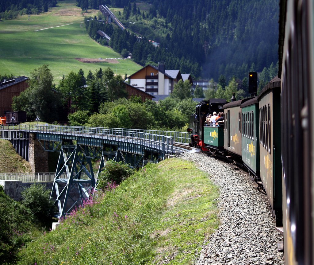 SDG1005 mit 99 794 bei der Einfahrt in den Bahnhof Kurort Oberwiesenthal (893,962 m . NN). Wie hier zu sehen ist, verfgt die Schmalspur-Strecke Cranzahl - Oberwiesenthal ber Lichtsignale, hier das Einfahrsignal des Bahnhofs Kurort Oberwiesenthal. Weiterhin zu sehen das bekannte, 100 Meter lange Httenbachtalviadukt sowie - natrlich nur ausschnittweise - der Fichtelberg mit Skisprungschanze. Links am Bildrand ist die Oberwiesenthaler Lokomotivwerkstatt. 31.7.010.