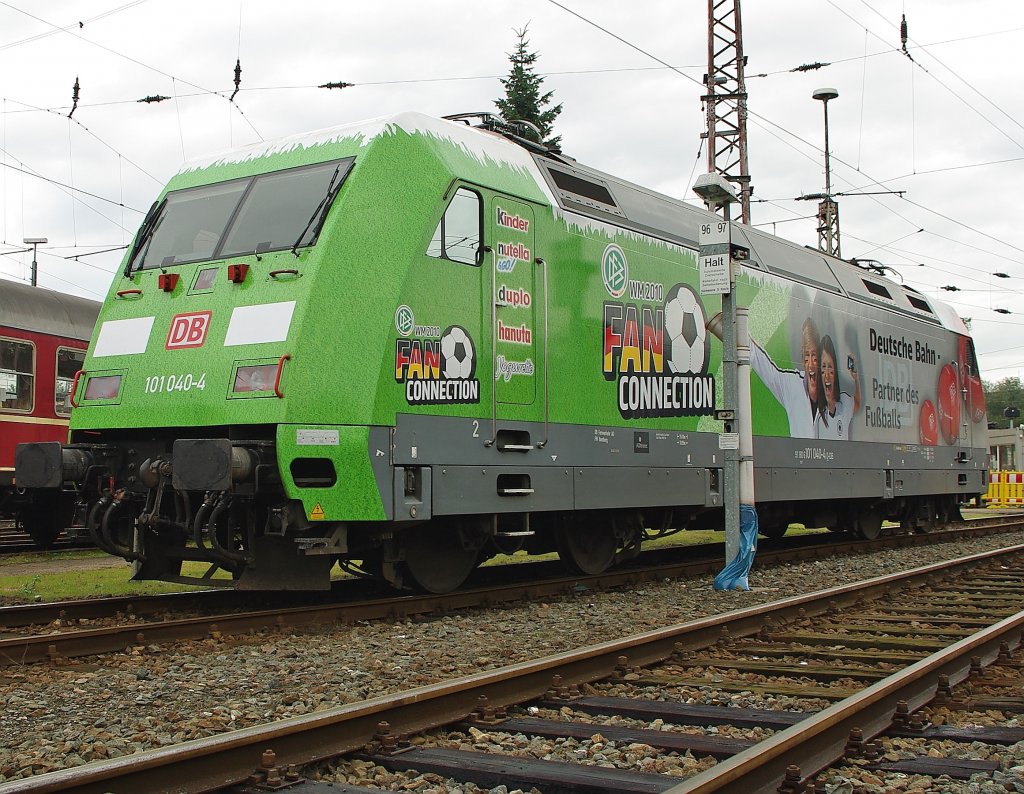 Seit dem 18.11.2010 leider schon wieder entklebt: 101 040-4  Fan Connection  war am Bahnfest-Wochenende in Osnabrck als BR 101 Vertreterin ausgestellt. Aufgenommen am 19.09.2010.