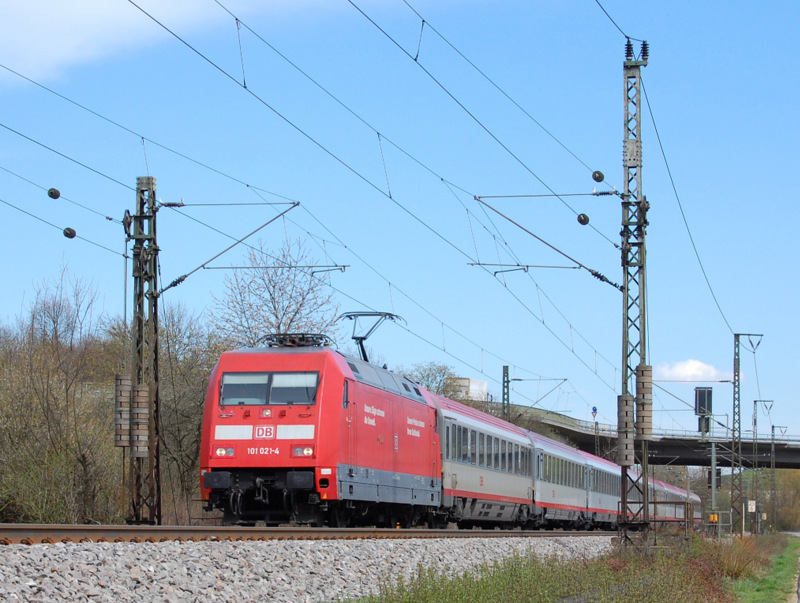 Seit Dezember 2011 wird das IC-Zugpaar 118/119 nicht mehr aus DB- sondern aus BB-Wagen gebildet. Neben dem EC 1112/1113 ist es damit auf der Filsbahn ein beliebtes Fotomotiv. Am 10.4.2012 bespannte 101 021-4 den IC 118 und konnte hier kurz vor Plochingen aufgenommen werden.