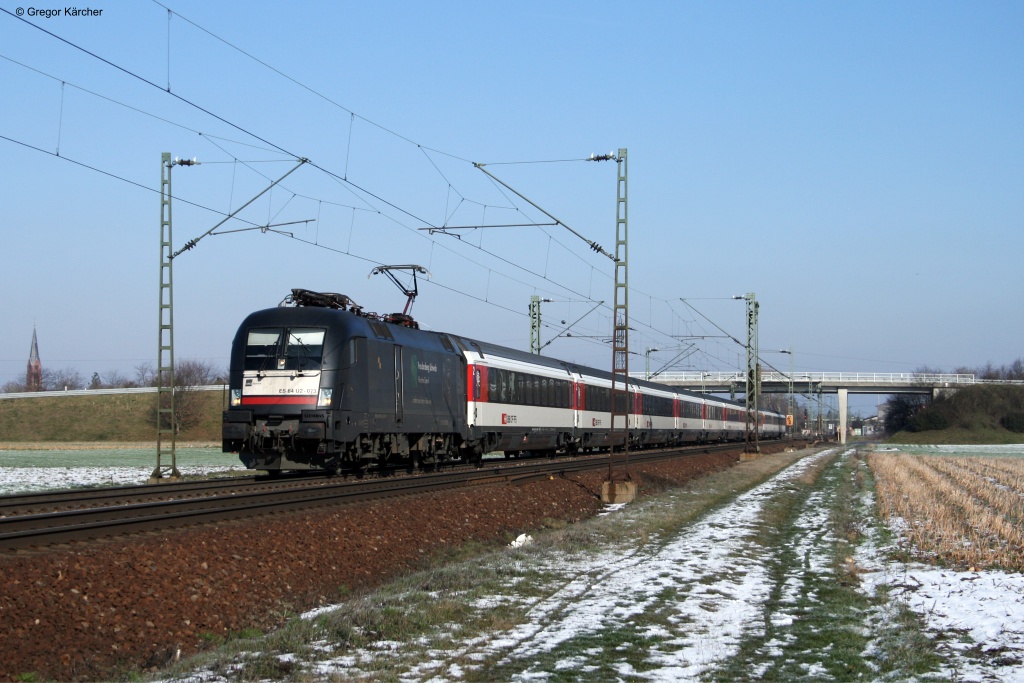 Seit Fahrplanwechsel im Dezember 2012 wieder auf den schwarzen Stier umgestellt sind die Umlufe 7-472 und 473-6. Am 10.02.2013 zog 182 573  Freudenberg Schwab  den EC 7 (Hamburg-Chur) bis nach Basel SBB.