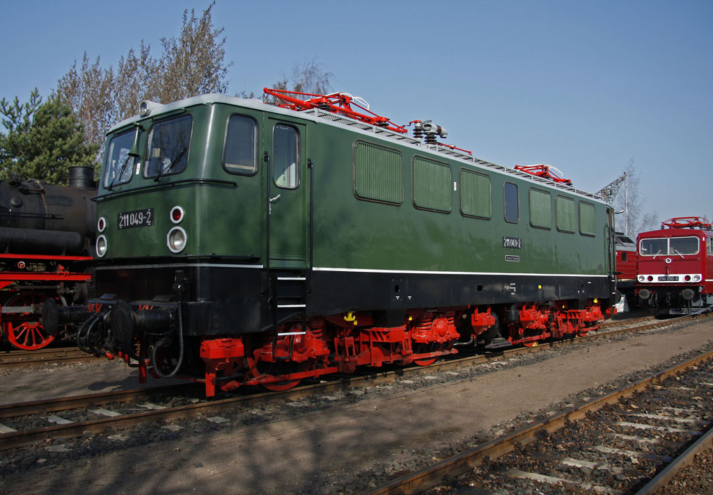 Seit Oktober 2009 in grner Lackierung zu erleben, Museumslokomotive 211 049-2. Wie im Auslieferungszustand also war sie am 17.03.2012 im Eisenbahnmuseum Leipzig zu Gast.
