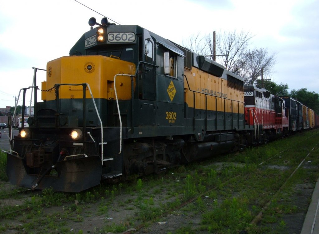 September 2004, Danbury CT. GP 35M der Housatonic Railroad Company + weiterer Lok vor einem Gterzug.