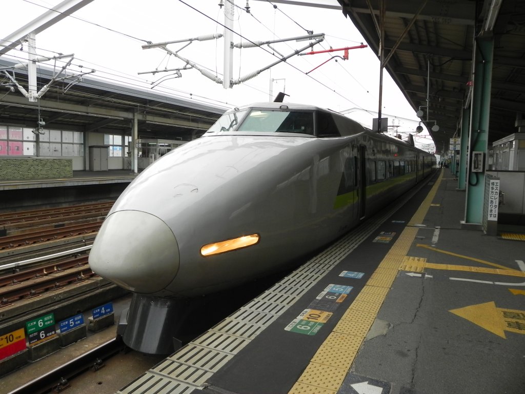 Series 100 Shinkansen als KodamaService im Bahnhof von ShinYamaguchi