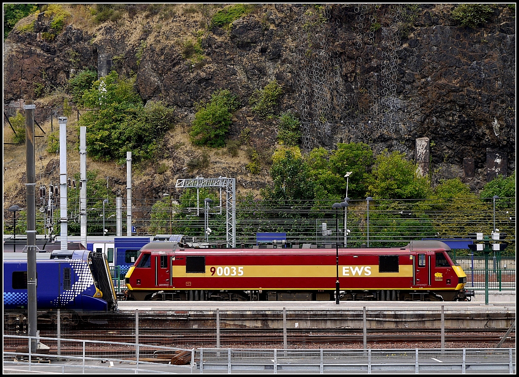 Sieht aus wie im Hochgebirge, ist aber mitten in der Stadt: das westliche Vorfeld des Bahnhofs Edinburgh-Waverley. 13.7.2013