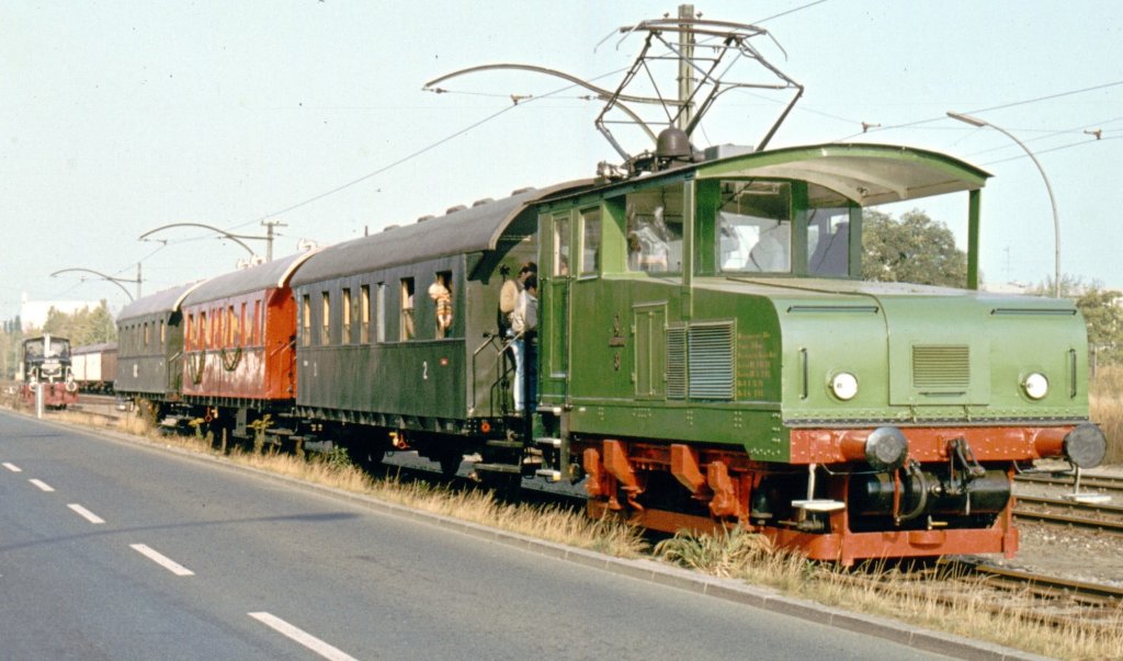 Siemens Lok 3 (Bgeleisen) in Berlin-Haselhorst, September 1982 beim Sondereinsatz vor BEF-Personenzgen - die absolute Ausnahme, sonst nur Gterverkehr.
