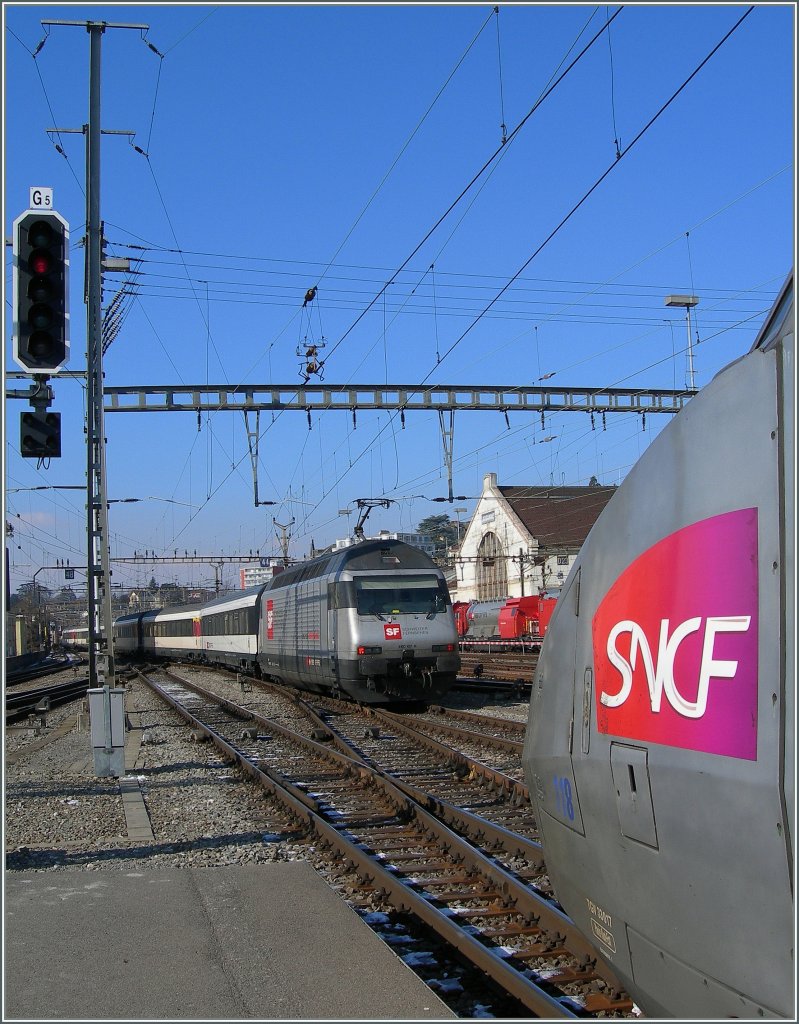  Silberlinge  unter sich: der SNCF TGV streckt seine windschnittige Nase ins Bild, whrend die SBB Re 460 107-6 mit ihrem IR Luzern - Genve Aroport Lausanne verlsst. Im Hintergrund ist schwach der silberne Kessel der SBB Rettungszugs zu erkennen. 
