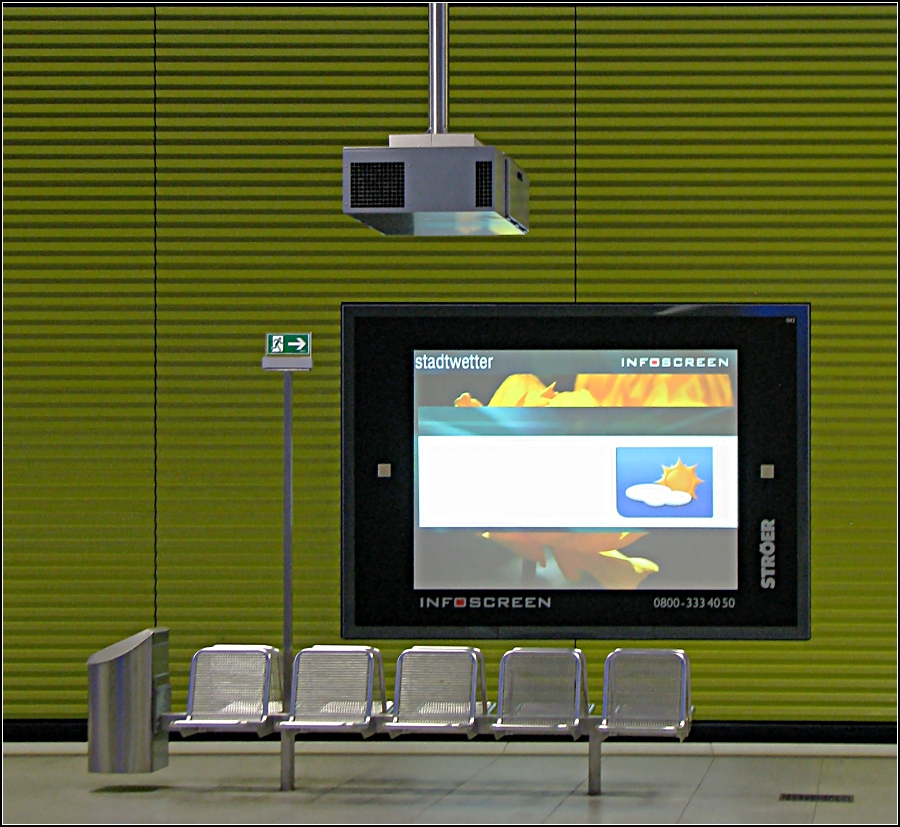 Sitzgruppe und Infoleinwand im k�rzlich modernisierten Bahnhof M�nchner Freiheit. 26.6.2010