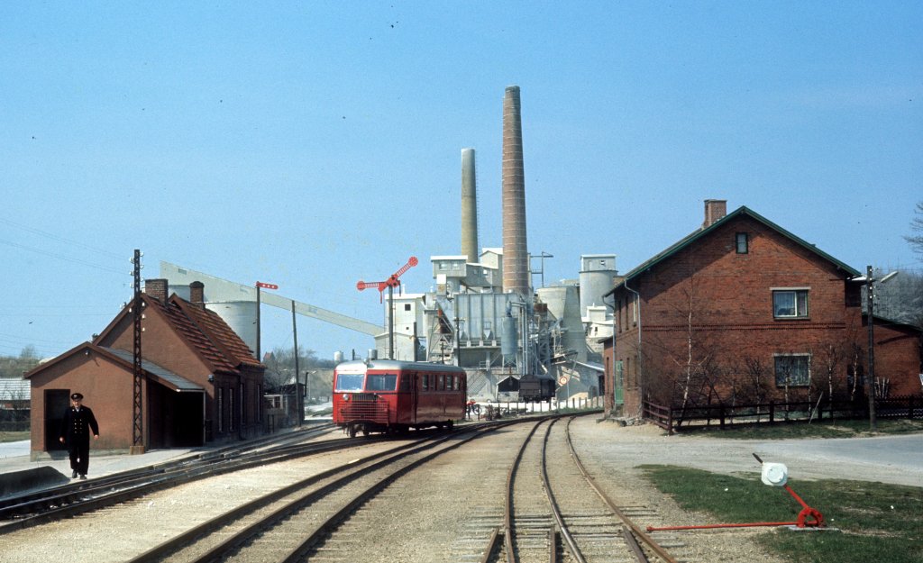 SJS, stsjllandske Jernbaneselskab: Ein Scandia-Schienenbustriebwagen (Sm) in Stubberup (auf der Halbinsel Stevns sdlich von Kge) am 24. April 1973. - Hinter dem Zug ist die Kalkbrennerei des Faxe Kalkwerks zu sehen.