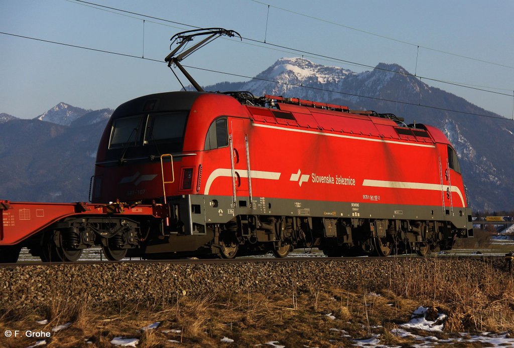 Slowenische Eisenbahn Slovenske eleznice 541 107-3 mit Gterzug Richtung Salzburg, KBS 951 Mnchen - Rosenheim - Salzburg, fotograiert im letzten Sonnenlicht bei Weisham am 25.02.2011