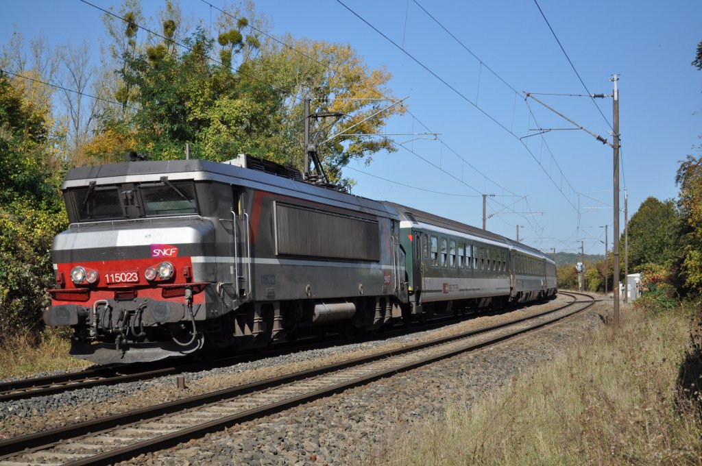 SNCF 115023 mit EuroCity von Luxemburg kommend am Rand der Ortschaft Zoufftgen. Aufgenommen am 02.10.2011