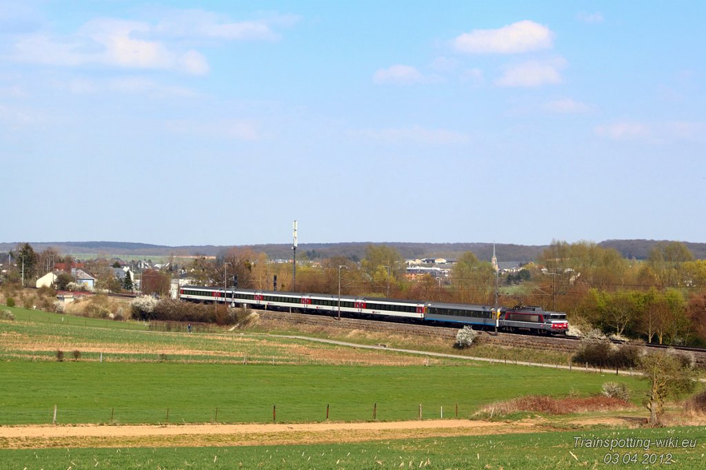 SNCF BB15021 fhrt mit EXP Iris durch Livange in die Schweiz. Eigentlich schon zum Fahrplanwechsel 2011/2012 von der Verbindung verbannt, sind die Loks(genauer 15020 und 15021) auch am 3. April 2012 noch auf der Strecke zu beobachten.