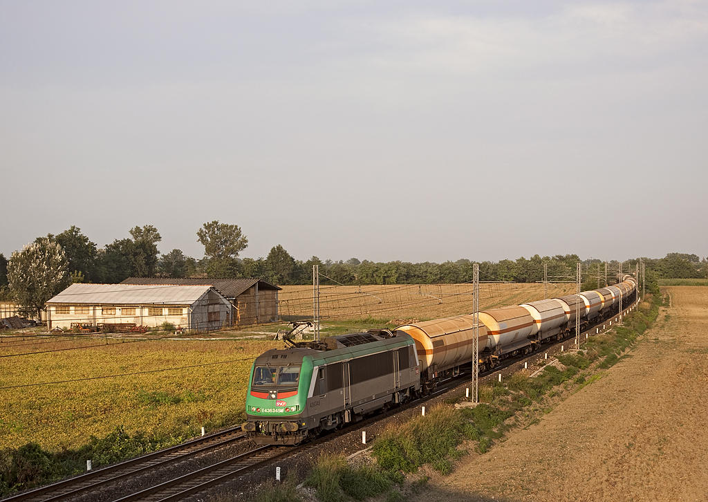 SNCF Fret E436 345MF hauls a westbound tanks train to XXMiglia, here near Sarmato on the 24th of August in 2010