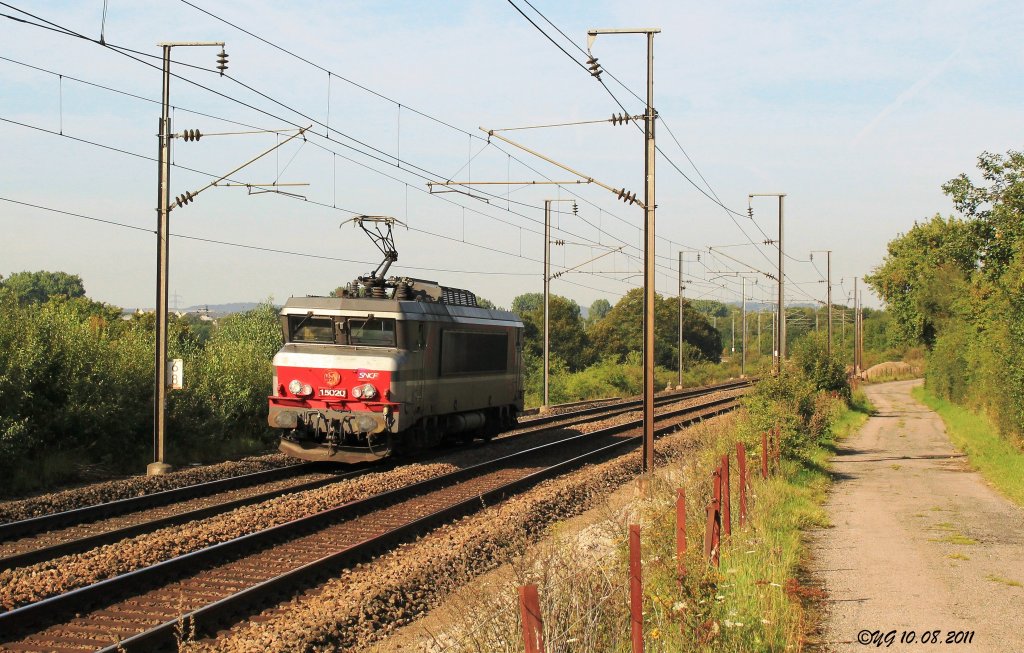 SNCF-Lok 15020 fhrt am 10.August 2011 in Livange an mir vorbei nach Luxemburg.