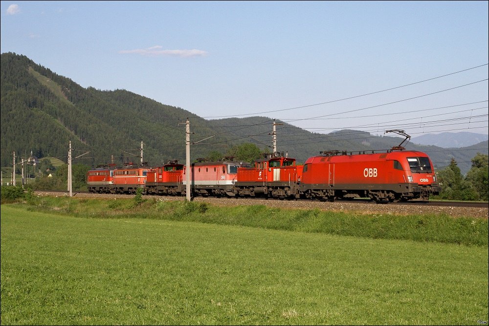 So ein Lokzug ist eine feine Gschicht ;O)
1116 100 + 1063 015 + 1044 020 + 1063 022 + 1042 041 + 1142 fahren als Lokzug 89208 von Knittelfeld nach Selzthal.
Kammern 5.6.2010