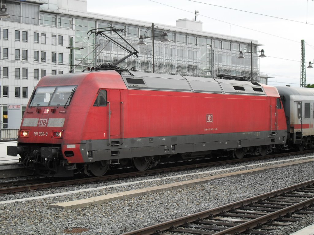 Soeben hat 101 090-9 den InterCity aus Frankfurt Flughafen Fernbahnhof wieder zurck nach Dresden gebracht. Dresden Hbf, 20.06.2010