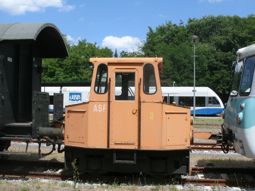 Sogar ein Akkuschleppfahrzeug zhlt mit zum Fahrzeugbestand der UBB.Am 23.Juni 2012 stand das ASF in Heringsdorf.