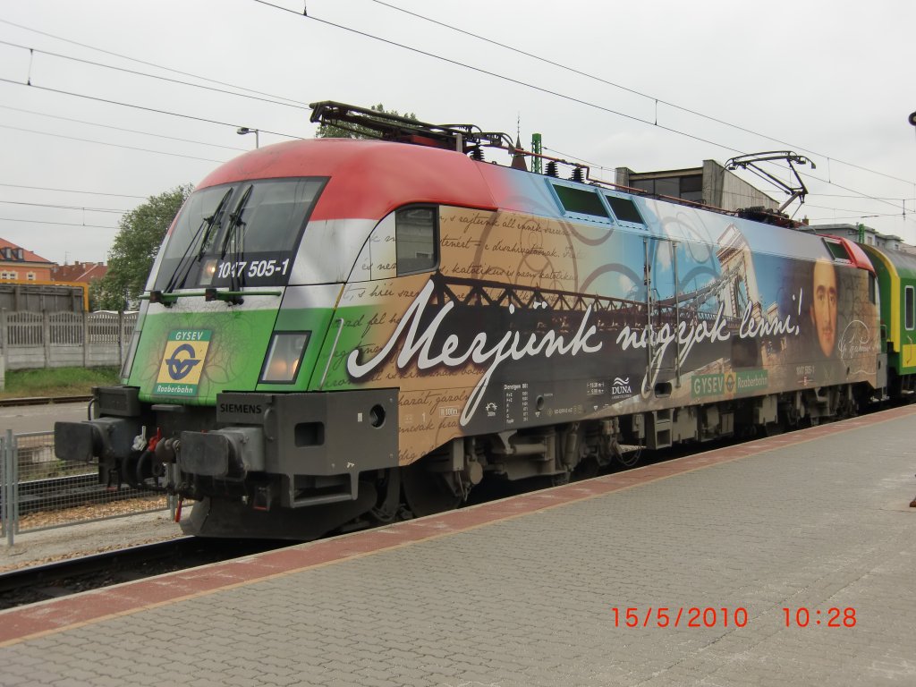 Sonderlok 1047 505-1  Istvan Szechenyi  auf dem Weg nach Budapest whrend eines Zwischenhaltes im Bahnhof Gyr (15.5.2010).