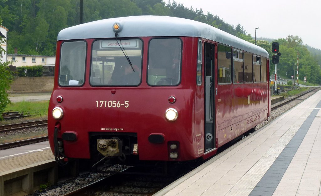 Sonderzug durch Zeulenroda LVT 171 056-5 der Wisentatalbahn am 02.06.13