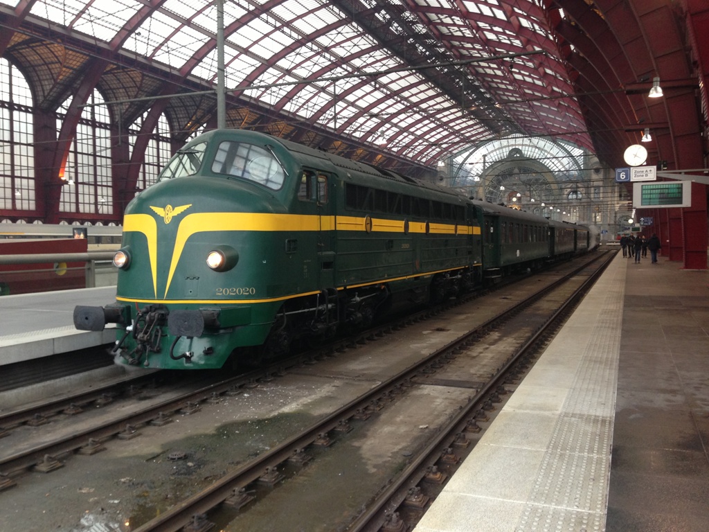 Sonderzug  Valentrain  der TSP mit HLD 202020 und 210077 aufgenommen 16/02/2013 in Bahnhof Antwerpen-Centraal 