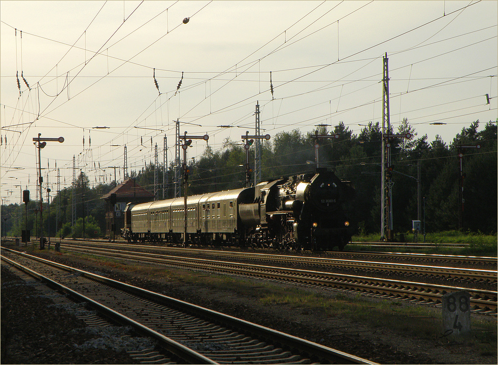 Sonderzug zum Tag der Sachsen zwischen Senftenberg und Kamenz bei der Einfahrt in den Bahnhof Hosena, 2011