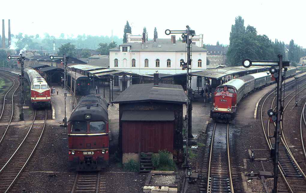 Sonntgliche Zugparade, angefhrt von 120 336 im Bahnhof Dbeln am 23.06.1985. 