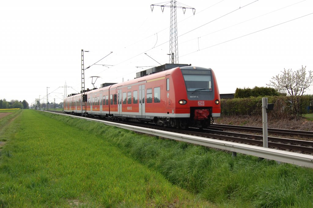 Sonntag 25.4.2010, soeben hat der 425 577-4 Herrath verlassen und fhrt dem nchsten Halt Wickrath entgegen.