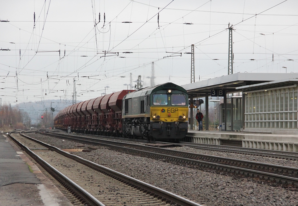Spter am 23.11.2012 kam die EGP Class 66 mit Schotterzug wieder zurck aus Richtung Norden. Aufgenommen in Eichenberg.