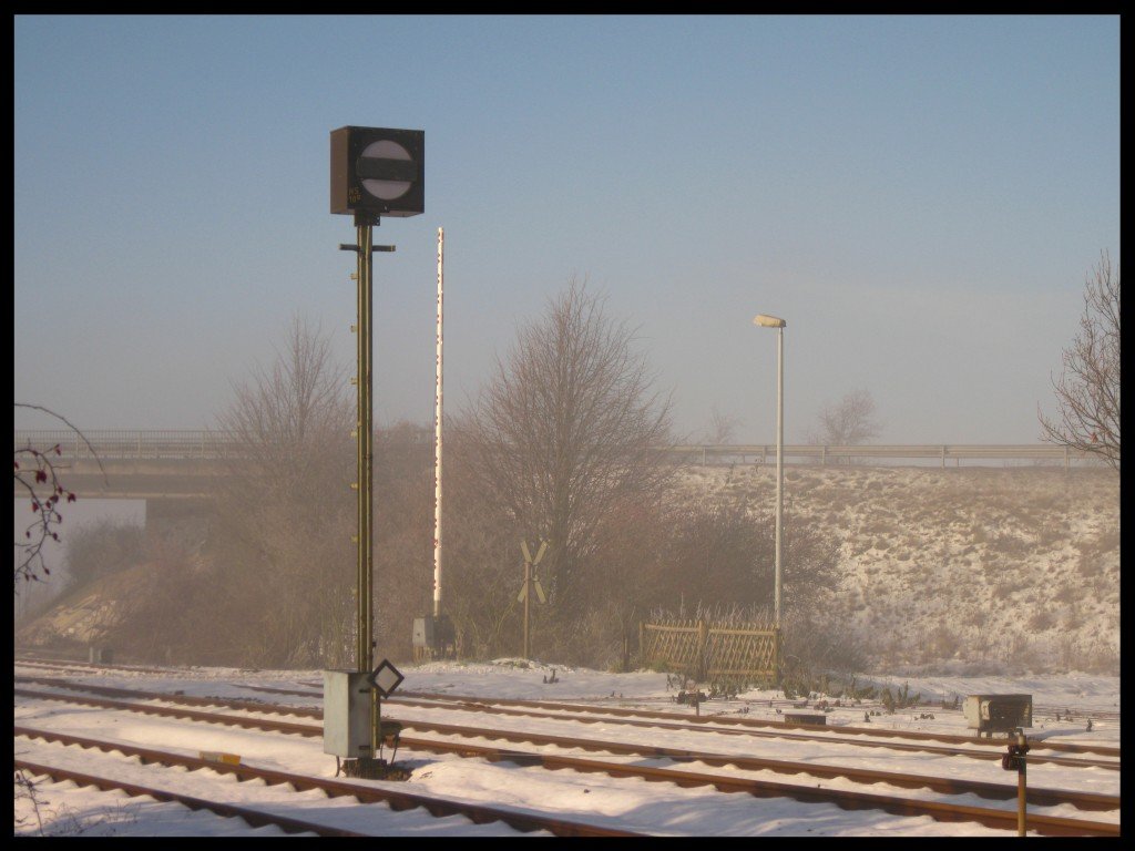 Sperrsignal mit Rautenscheibe und mechanische Schranke an der Westausfahrt des Rheindahlener Bahnhofs am Eisernen Rhein.