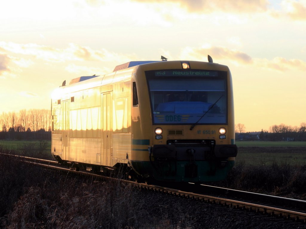 Spornitz am 02. Februar 2013, in den letzten Sonnenstrahlen des Tages erreicht VT 650.91 als R3 (OE 79677) den Bahnhof zur Weiterfahrt nach Neustrelitz. 
